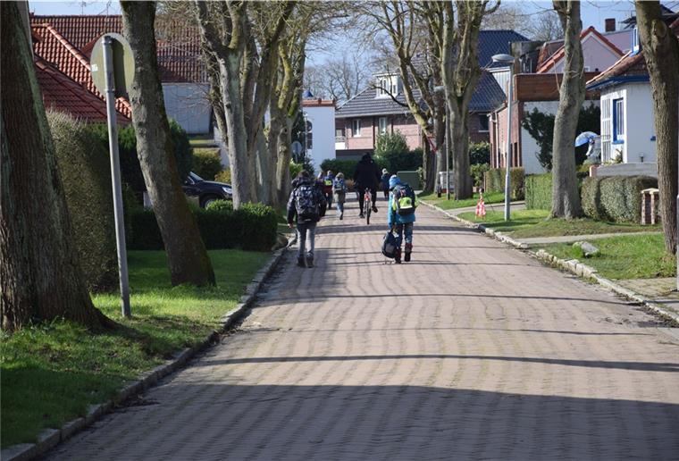 In der Lübbenstraße hat sich die Lage deutlich entspannt. Die meisten Eltern halten sich an die Sperrung für den Durchgangsverkehr, die Kinder haben beim Laufen viel Spaß.
