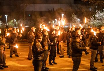 Mitarbeiter von Bosch versammeln sich am frühen Morgen mit Fackeln vor dem Bosch-Werk in Stuttgart-Feuerbach und beteiligen sich an einer Kundgebung.