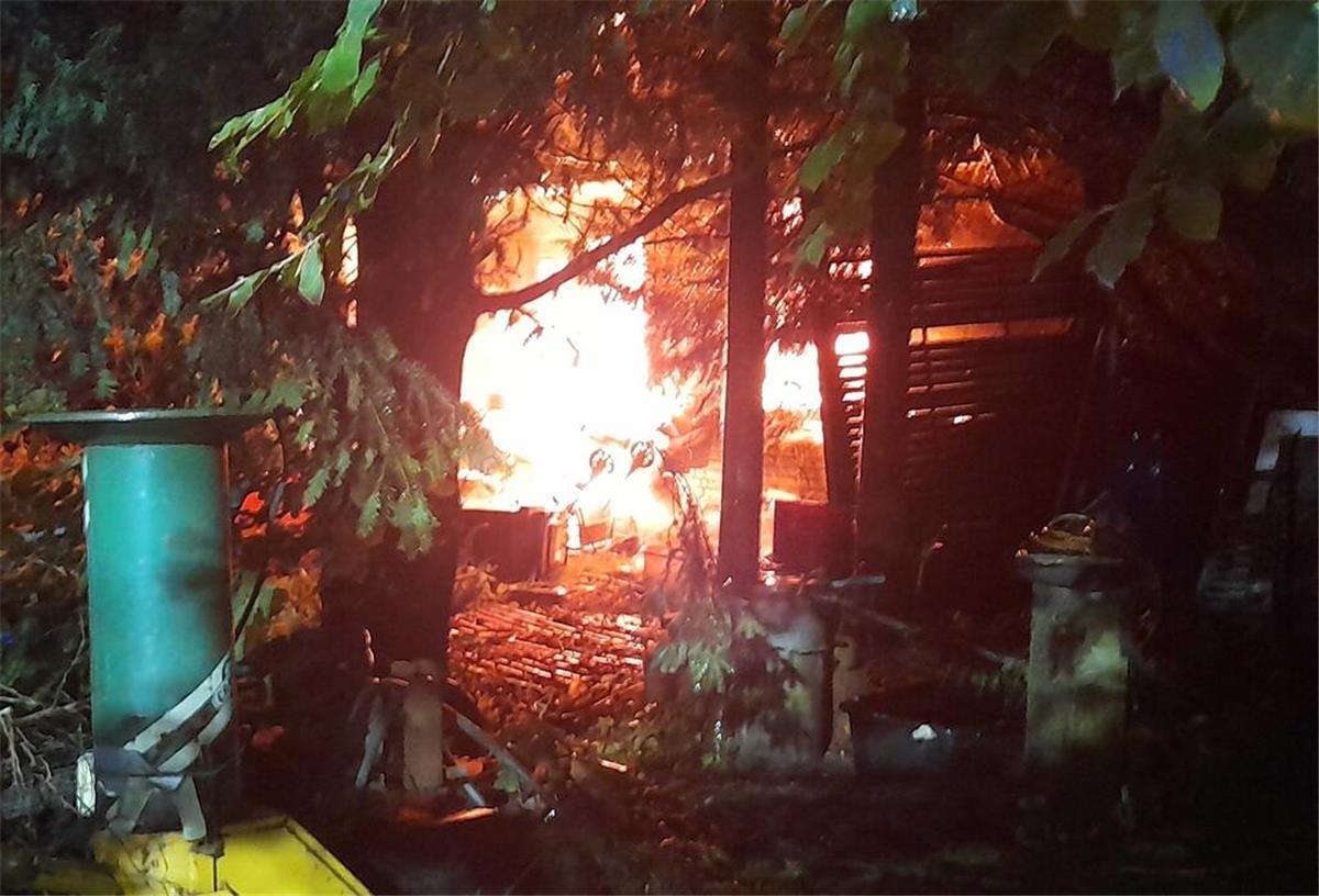 Einfamilienhaus in Bokel brennt nieder - Über 300.000 Euro Sachschaden In der Nacht hat in Bokel-Kransmoor ein Haus gebrannt.
