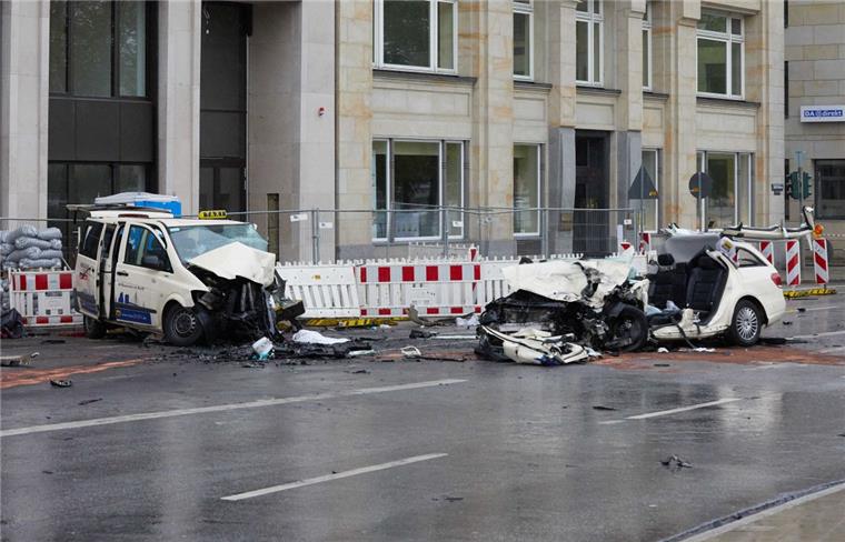 Hamburger City: Ein Toter bei Unfall mit gestohlenem Taxi In der Nacht zu Donnerstag sind zwei Taxis in Hamburg zusammengekracht. Bei dem Verkehrsunfall ist ein Mann gestorben, drei weitere Männer wurden schwer verletzt.