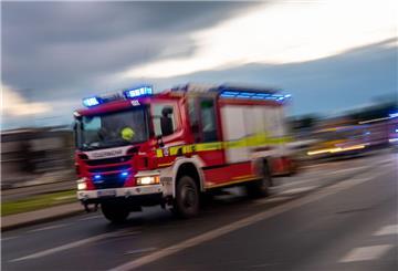 Ein Feuerwehrauto steht am 14.12.2017 in Berlin bei einer Informationsveranstaltung des Bundesamtes für Bevölkerungsschutz und Katastrophenhilfe zur Treibstoffversorgung und das Verhalten bei einem Stromausfall.