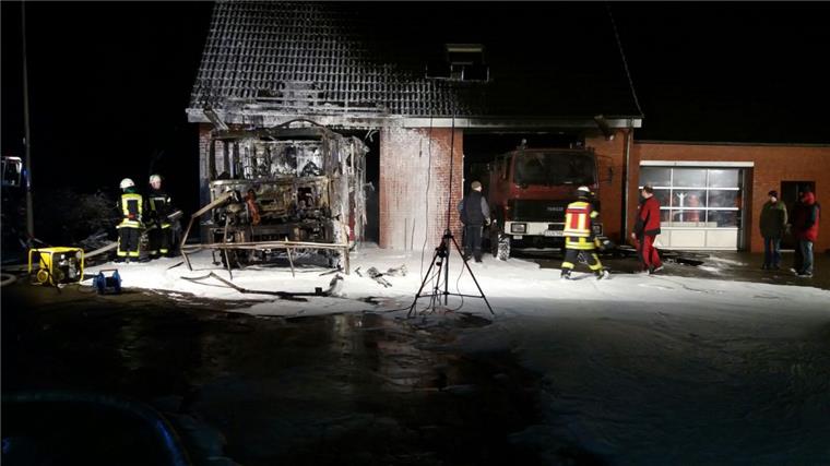 In der Nacht zu Montag brannte das Feuerwehrhaus in Neuenwalde ab. Nach jetzigem Stand beläuft sich der Schaden auf mehr als eine Million Euro. Verletzt wurde niemand. 