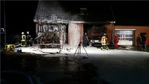 In der Nacht zu Montag brannte das Feuerwehrhaus in Neuenwalde ab. Nach jetzigem Stand beläuft sich der Schaden auf mehr als eine Million Euro. Verletzt wurde niemand. 
