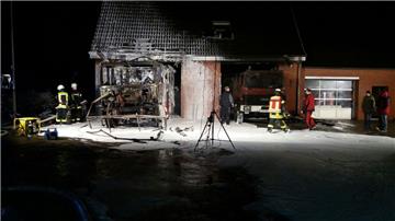 In der Nacht zu Montag brannte das Feuerwehrhaus in Neuenwalde ab. Nach jetzigem Stand beläuft sich der Schaden auf mehr als eine Million Euro. Verletzt wurde niemand. 