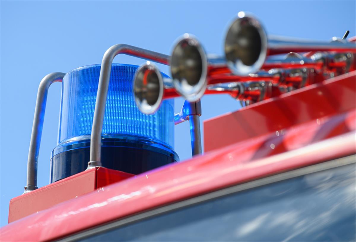 Bremen: Autos ausgebrannt - Polizei sucht Zeugen Blaulicht der Feuerwehr