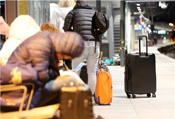 Reisende warten im Hauptbahnhof während des Streiks der Lokführergewerkschaft GDL auf ihren Zug.