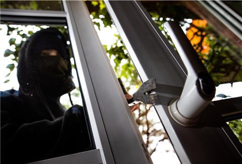 In der Nacht zum Samstag sind unbekannte Täter in zwei Wohnhäuser in Wilstedt eingebrochen. Die Einbrecher hebelten Fenster auf und entwendeten Bargeld und Schmuck.