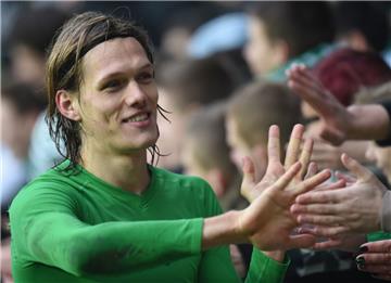 In der nächsten Saison wird Jannik Vestergaard die Fans in Gladbach abklatschen. Foto Jaspersen/dpa  