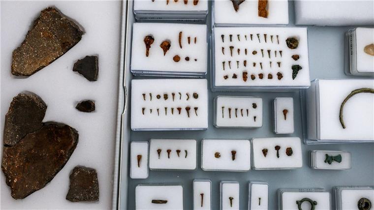 Gut erhaltene Grabkammer der Kelten entdeckt In der Nähe der Grabkammer wurden auch Scherben, Schmuck und Nägel gefunden.