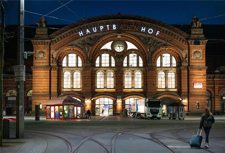 Bremen: 19-Jähriger durch Messerstich schwer verletzt - Zwei Täter flüchtig in der Nähe des Bremer Hauptbahnhofs wurde ein 19-Jähriger schwer verletzt