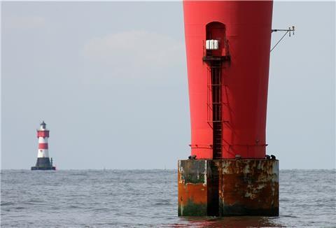 In der Nähe des Leuchtturms "Alte Weser" (im Hintergrund der Museums-Leuchtturm "Roter Sand") wurde die Segelyacht und ihre Besatzung gerettet.