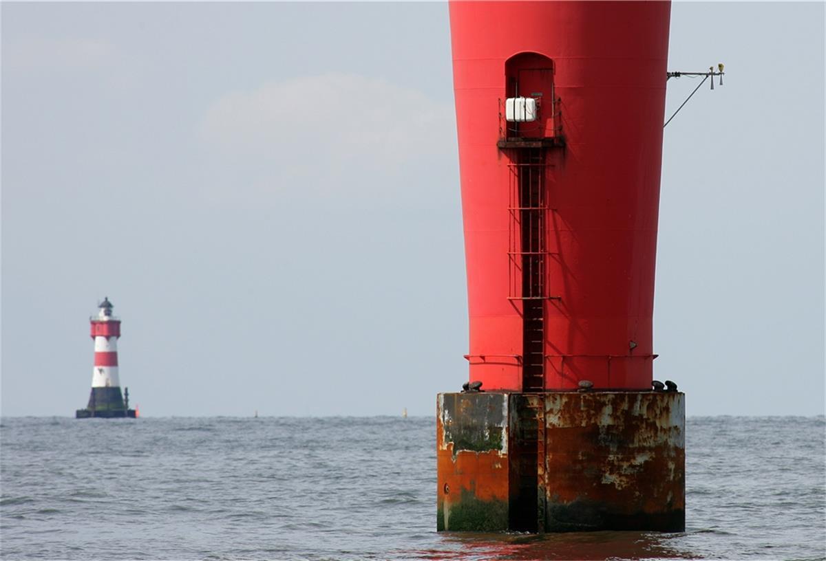 In der Nähe des Leuchtturms "Alte Weser" (im Hintergrund der Museums-Leuchtturm "Roter Sand") wurde die Segelyacht und ihre Besatzung gerettet.