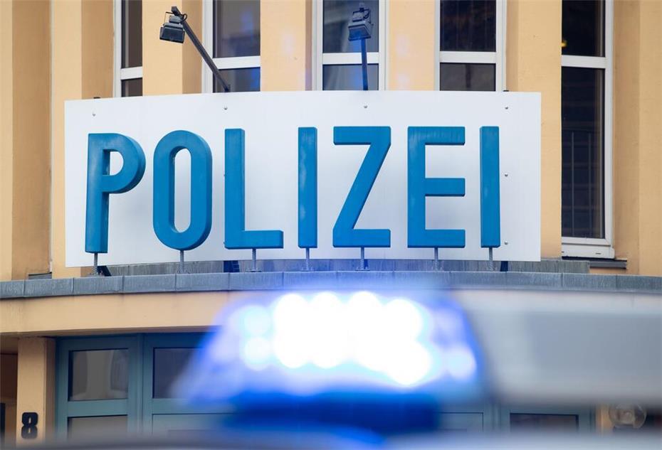 Ein Einsatzwagen der Polizei steht vor einer Dienststelle