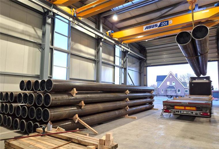 Lüning Paletten weiht neue Produktionshalle in Dorum ein Kran für schwere Lasten