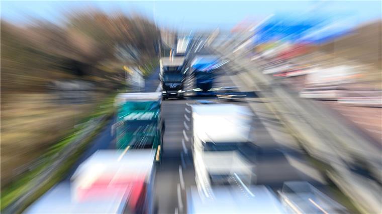 In der norddeutschen Kontraktlogistik steigen die Entgelte nach einem Tarifabschluss in zwei Stufen. (Illustration)