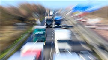 In der norddeutschen Kontraktlogistik steigen die Entgelte nach einem Tarifabschluss in zwei Stufen. (Illustration)
