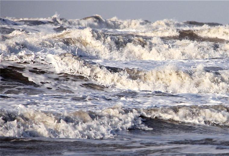 Starke Brandung der Nordsee schlägt an den Strand. 