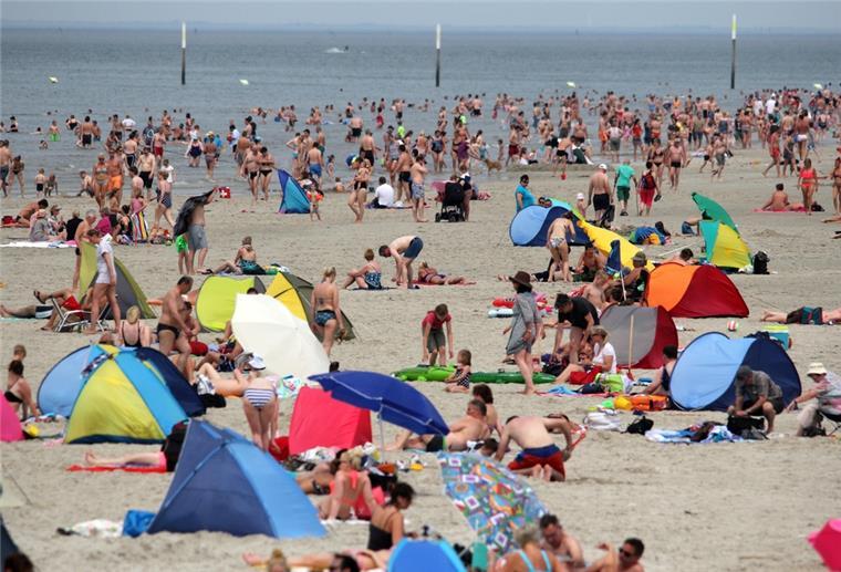 Sommer 2022 erwärmt Nord- und Ostsee überdurchschnittlich Urlauber und Tagesgäste genießen am Strand von St. Peter-Ording (Schleswig-Holstein) das Sommerwetter.