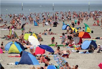 Urlauber und Tagesgäste genießen am Strand von St. Peter-Ording (Schleswig-Holstein) das Sommerwetter. 