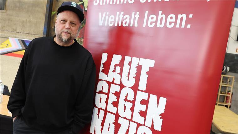 Smudo: Fantastische Vier waren „nie so eine politische Band“ In der Öffentlichkeit, etwa durch sein Engagement im Hamburger Verein „Laut gegen Nazis“, setzt sich Smudo gegen Rechtsextremismus ein.