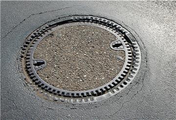 In der Ortschaft Beverstedt wird der Schmutwasserkanal gereinigt.