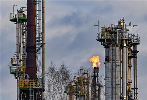 In der PCK-Raffinerie GmbH wird überschüssiges Gas in der Rohölverarbeitungsanlage verbrannt. Nach Plänen der EU-Kommission sollen die russischen Öllieferungen in die Europäische Union bereits Anfang nächsten Jahres weitestgehend eingestellt sein.