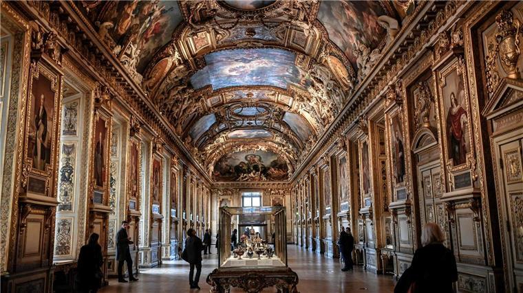 In der prachtvollen Galerie d’Apollon im Louvre wird kostbarer Schmuck ausgestellt. (Archivbild)