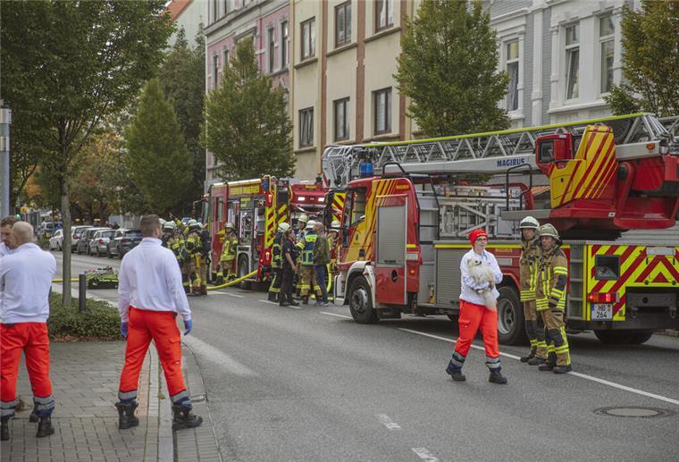 Feueralarm in Lehe: Mädchen mit Rauchgasvergiftung Feuerwehrwagen.