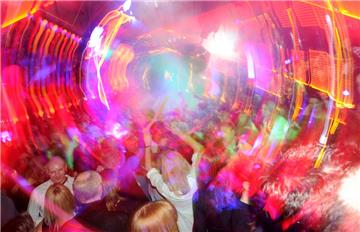 In der Rodenkircher Markthalle gibt es am Samstag im Wechsel Black- und Housemusik in Disco-Atmosphäre.