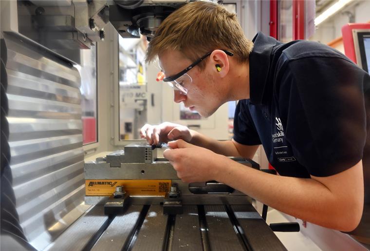 In der Rohstoffgewinnung, Produktion und Fertigung ist die Zahl der unbesetzten Ausbildungsstellen um 28,6 Prozent auf aktuell 108 angestiegen.