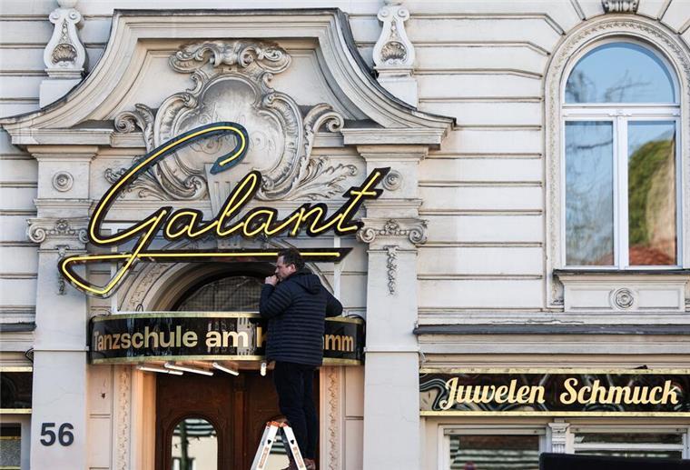In der Serie geht es wieder um die Tanzschule „Galant“.