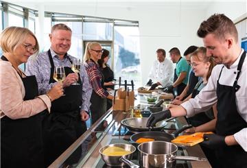 Menschen kochen miteinander