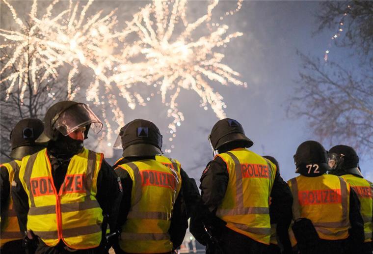Bremen: Polizei befürchtet Angriffe bei Einsätzen zu Silvester Polizeibeamte beobachten ein Feuerwerk