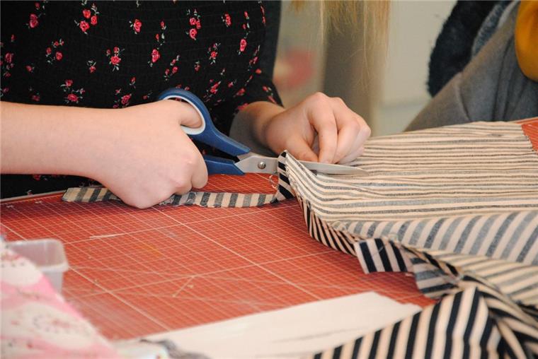 Sittensen: Schülerfirma der KGS stellt sich vor In der Sittenser Schülerfirma werden die Produkte in Handarbeit hergestellt.