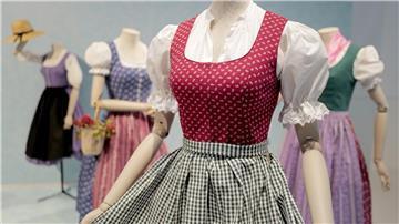 In der Sonderausstellung „Tradition goes Fashion!“ des Staatlichen Textil- und Industriemuseums in Augsburg werden Dirndl aus verschiedenen Jahrzehnten gezeigt.