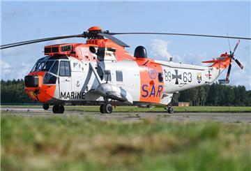 In der Sonderlackierung zum 50-jährigen Bestehen der Marineflieger übernahm der „Sea King“ den Krankentransport. (Archivbild)