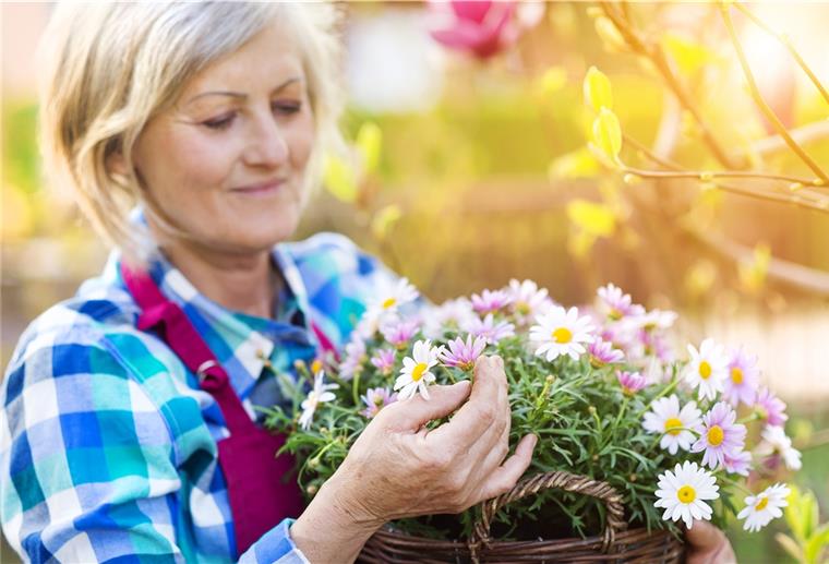 Frau bei Gartenarbeit