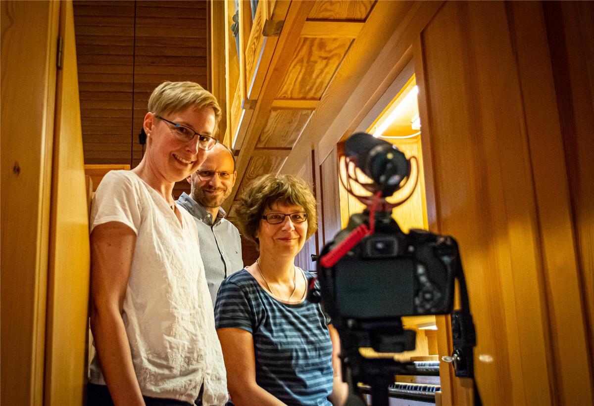 In der St. Petri-Kirchengemeinde in Langen haben sie während der Corona-Pause die Sonntags-Andacht als Podcast inklusive Orgelspiel ins Internet gestellt. Im Bild (von links): Pastorin Almut Berndt, Pastor Marcus Berndt und Kirchenmusikerin Sylvia Schollmeyer.