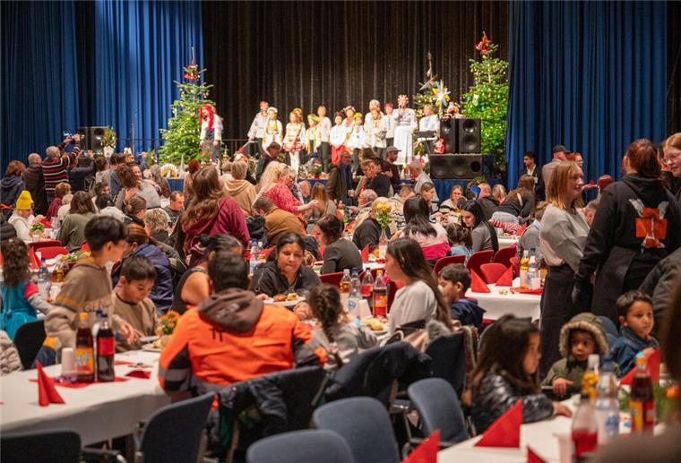 In der Stadthalle wird wieder zur Weihnachtszeit für bedürftige Menschen gesorgt.