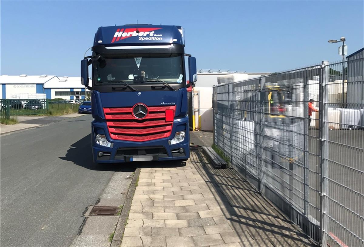 Bremerhaven: Wohnmobile machen Ärger In der Straße Fladengrund parken Lkw nicht nur im absoluten Halteverbot, sondern die schweren Sattelzüge zerfahren auch regelmäßig die Fußwege.
