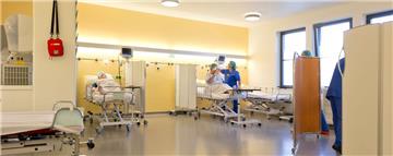 In der „Tagesklinik am Meer“ mieten niedergelassene Ärzte OP- und Behandlungsräume für ambulante Operationen ihrer Patienten und nutzen die vorhandenen fachmedizinische Anlagen. In der Klinik hat man sich auf Anästhesien spezialisiert.