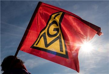 Eine Flagge der IG Metall weht im Wind.