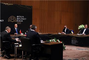 In der Türkei haben heute Ukraines Außenminister Dmytro Kuleba (r.) und Russlands Außenminister Sergej Lawrow (l.) Gespräche geführt.