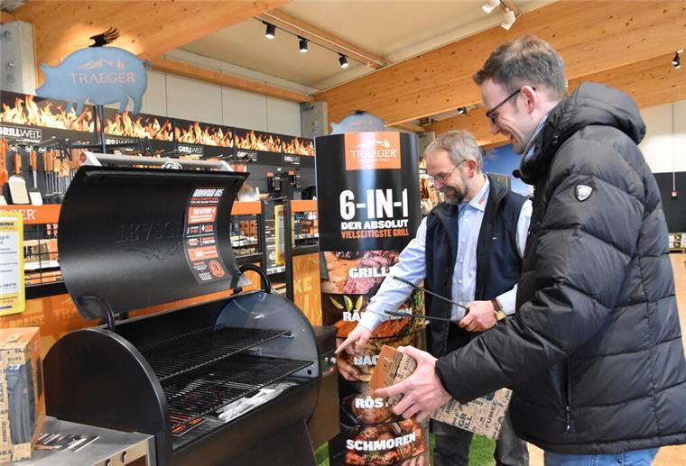 Das Hasselbring Baufachzentrum begeistert Besucher mit neuen Ausstellungen Zwei Männer an einem Grill