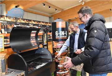 Zwei Männer an einem Grill