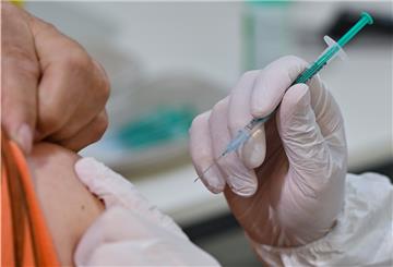 In der urologischen Praxis von Dr. Hans Schmid und Dr. Antonios Balangas wurden in den vergangenen rund zehn Werktagen circa 1300 Menschen mit dem Wirkstoff AstraZeneca geimpft.