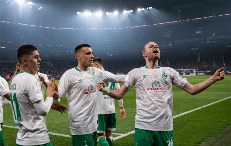In der vergangenen Runde jubelten die Bremer beim FC Schalke 04.