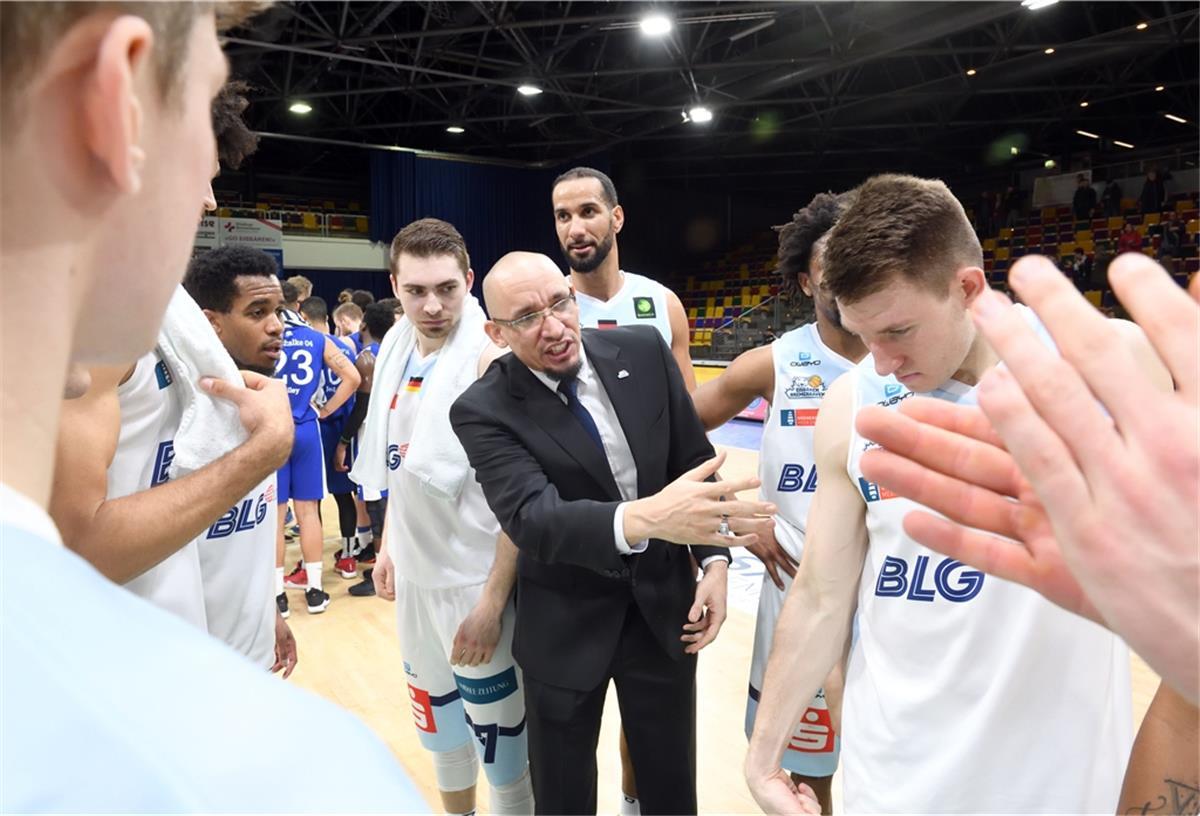 In der vergangenen Saison musste Allen Ray Smith einmal sogar die Cheftrainer-Rolle übernehmen, weil Headcoach Michael Mai nach dem dritten Technischen Foul vom Heimspiel gegen Schalke 04 ausgeschlossen wurde.