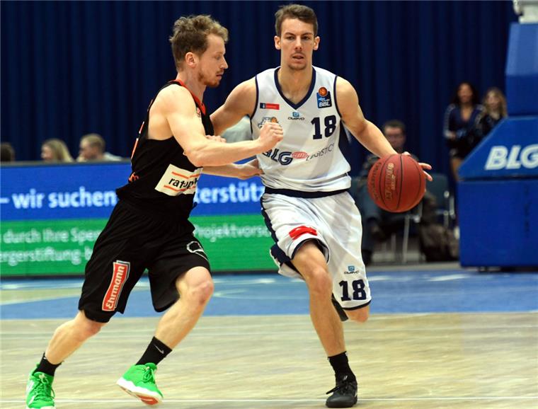 Krise bereitet dem nächsten Eisbären-Gegner Ulm Kopfzerbrechen In der vergangenen Saison trafen Ulms Spielmacher Per Günther (links) und Lars Wendt zweimal aufeinander. Beide Male hatten die Eisbären das Nachsehen. Foto Scheer