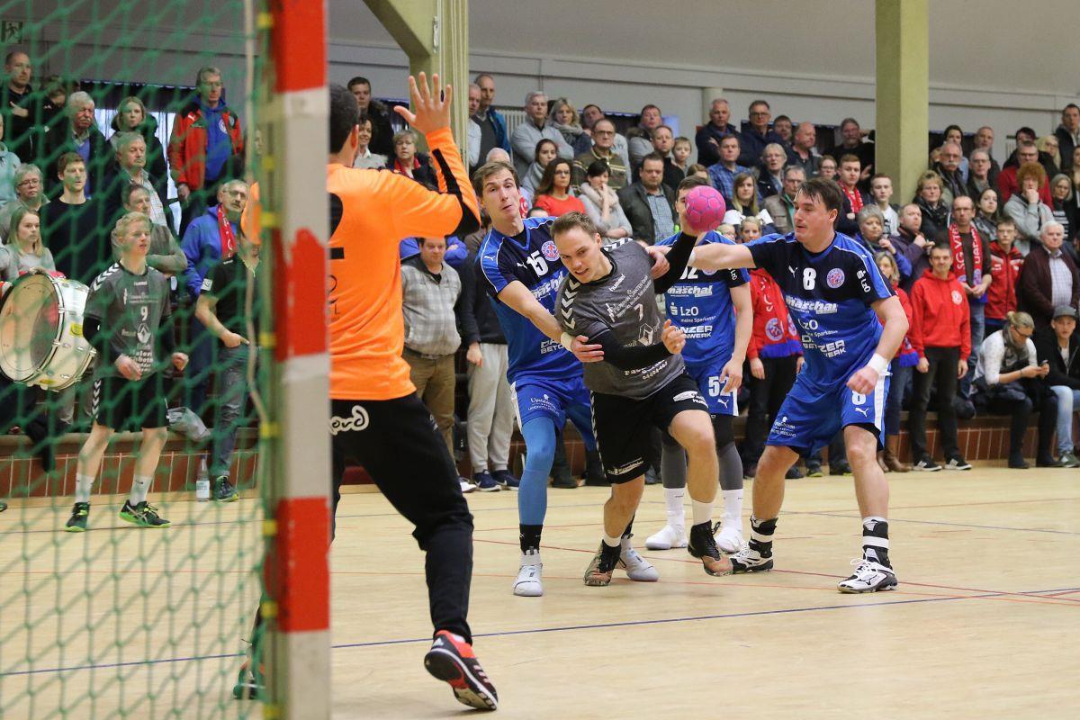 Elsflether Handballer schlagen sich wacker gegen Drittliga-Anwärter In der voll besetzten Elsflether Stadthalle forderte der ETB mit Christopher Santen (am Ball) Spitzenreiter SG Vareler TB/TV Altjührden lange Zeit. Der Elsflether TB verlor mit 22:27.